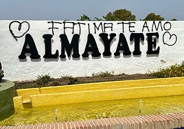 Imagen de la pintada en el muro de acceso al núcleo costero veleño de Almayate.