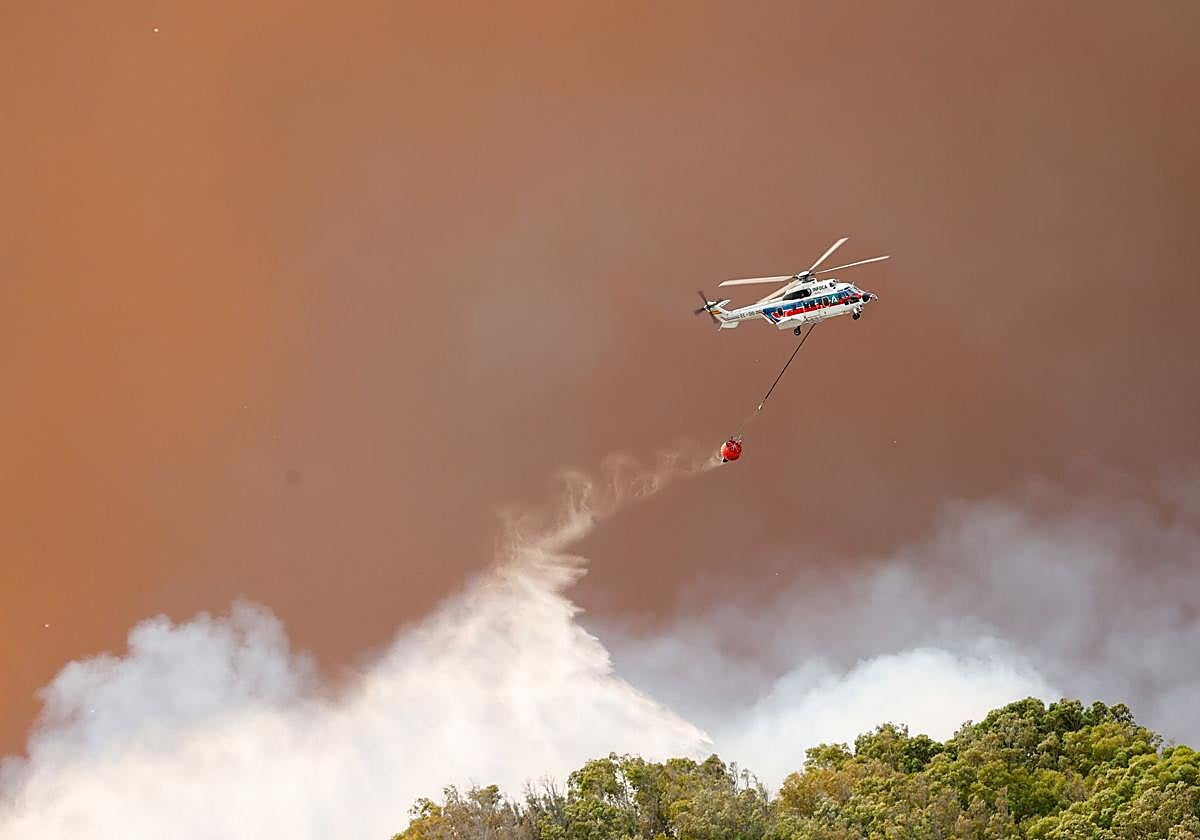 Vista de un helicóptero en la zona del incendio.