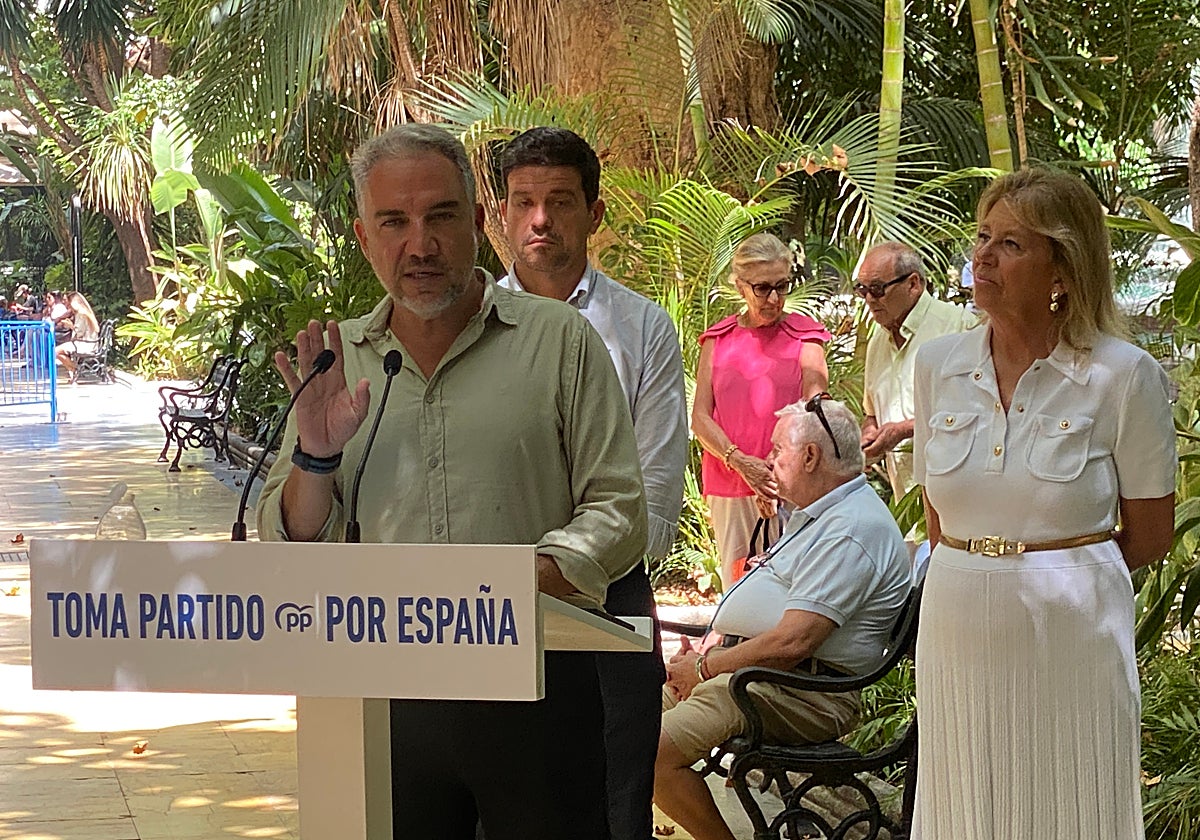 Elías Bendodo, junto a Ángeles Muñoz, alcaldesa de Marbella, en el Parque de la Alameda marbellí.