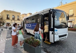 Uno de los autobuses que recorre la ciudad de Ronda durante su servicio.