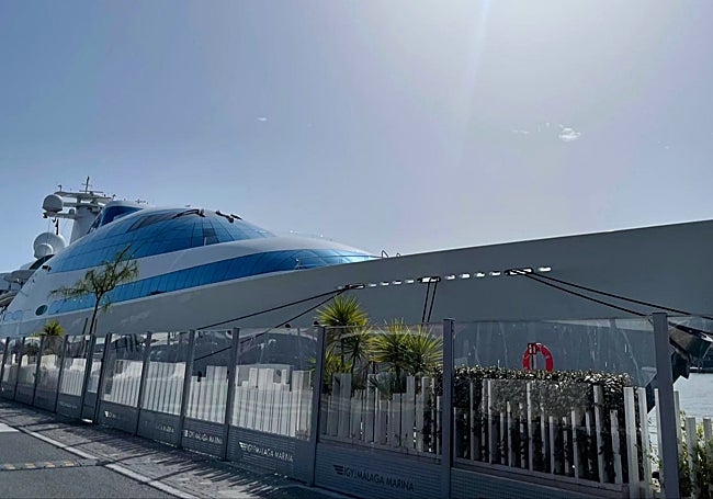 Vista del Yas a pie de muelle, con su característica cristalera azul.