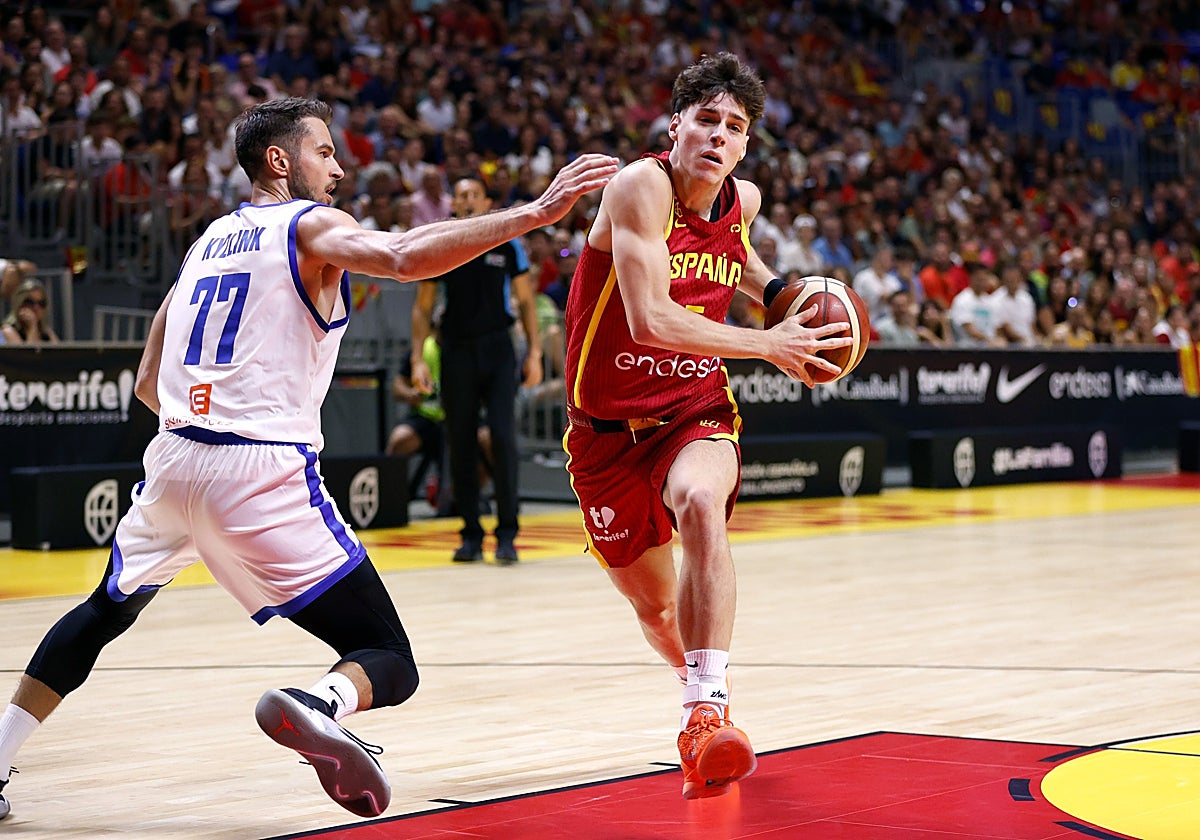 Saint-Supéry, entrando a la pintura para intentar anotar una canasta.