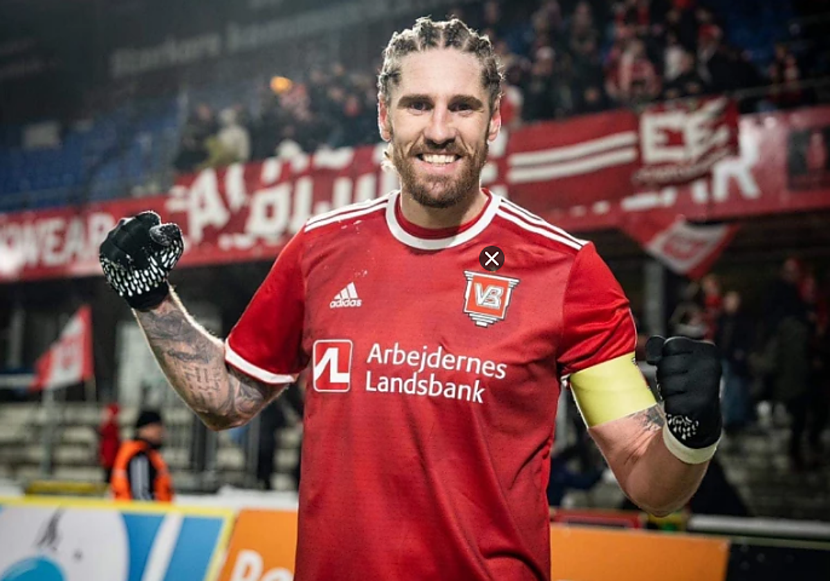 Raúl Albentosa, con la camiseta de su anterior equipo, el Vejle danés, del que fue capitán.
