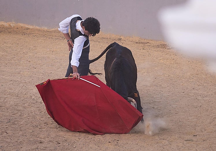 Derechazo de Páez durante el tentadero.