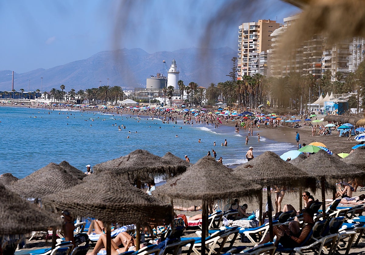 Turistas y residentes disfrutan de la playa en una zona de hamacas de la capital.