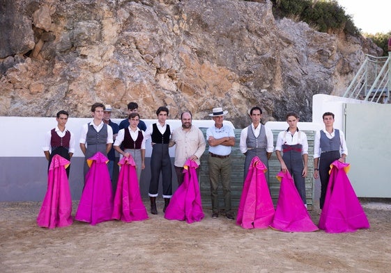 Los toreros participantes, el ganadero Manuel Blázquez y Borja Ortiz, antes del inicio del tentadero.