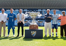 Dirigentes del Málaga y los futbolistas Alfonso Herrero y Larrubia, junto al trofeo del Costa del Sol.