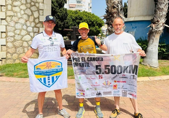 El deportista gaditano, en el centro, a su paso por Torre del Mar.