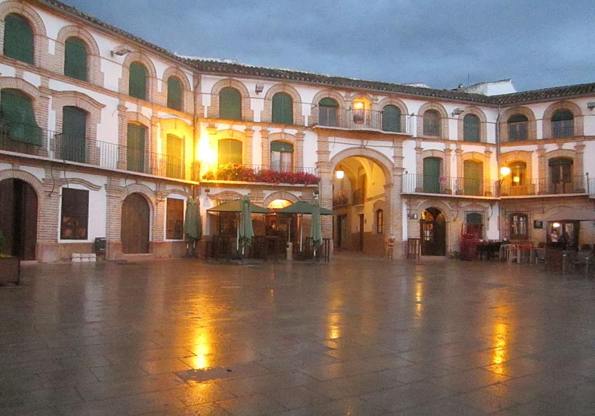 Plaza Ochavada al caer la noche.