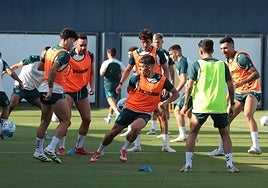 Los jugadores del Málaga, en un reciente entrenamiento en la Academia.