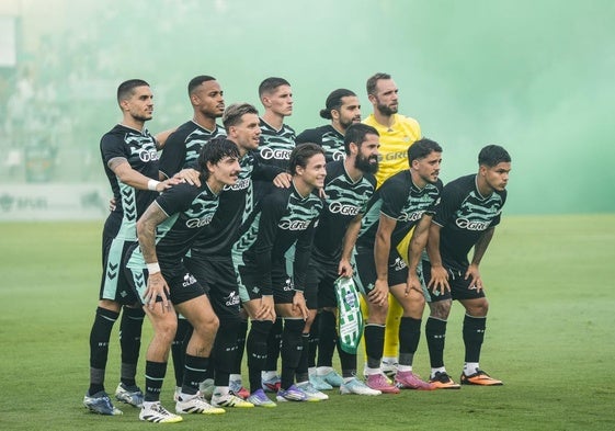 El once del Betis hace unos días en La Línea, en el polémico duelo ante el Como.