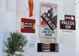 Vista de las taquillas con el cartel de las entradas agotadas.