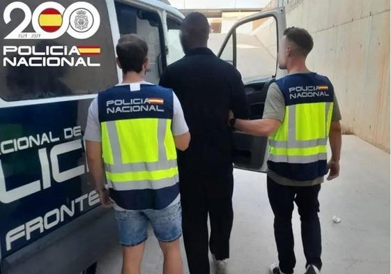 Momento de la detención del hombre que huyó sin pagar de un hotel en Ibiza.