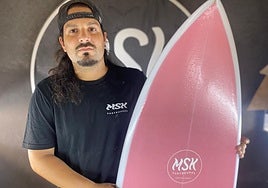 Henoc Escalona posa con una de sus tablas.