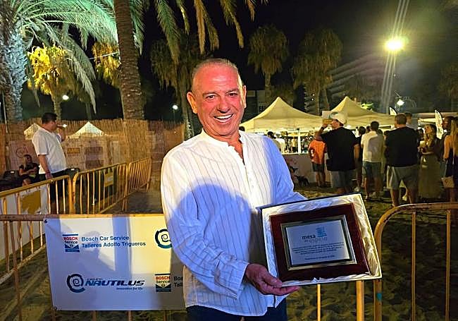 Miguel Sierra, feliz con la placa que le dieron tras su homenaje.