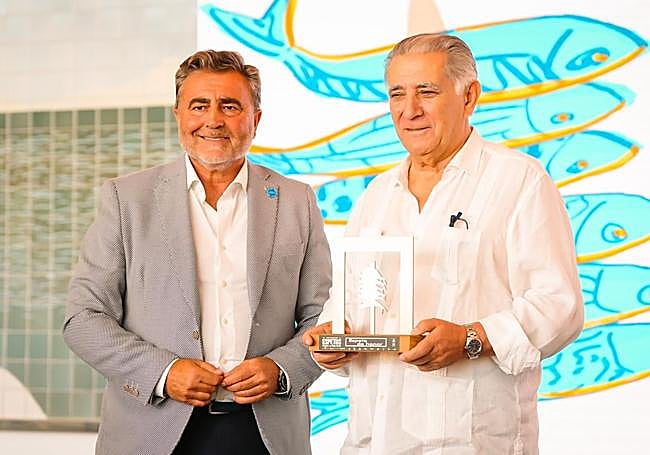 Manuel Villafaina, con el 'Espeto de Honor', junto a Adolfo Trigueros en el acto celebrado en Torremolinos.