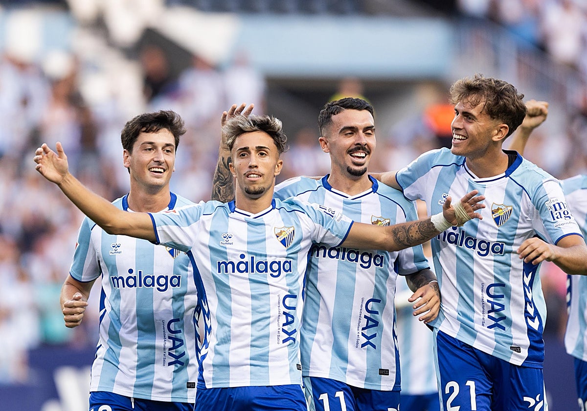 Larrubia, protagonista del partido, celebra el 1-0 rodeado de compañeros.