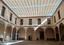 Los nuevos toldos instalados en el claustro del Convento de Santo Domingo.