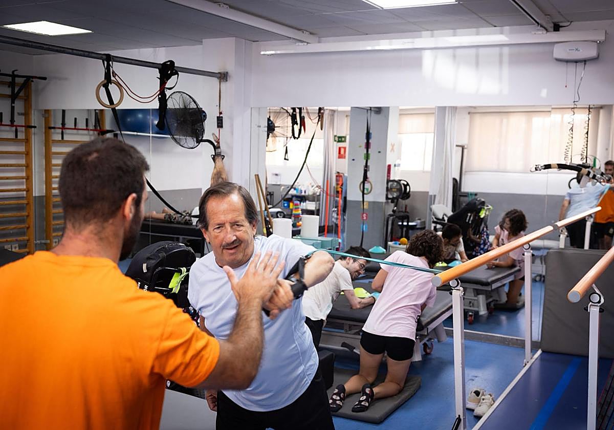 La sala del local de Aspaym en Teatinos en la que los usuarios trabajan con máquinas y fisioterapeutas.