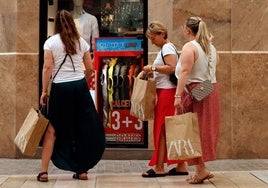 Las rebajas aún continúan hasta final de verano.