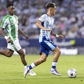 Larrubia, en la acción del 2-0, al dejar atrás a Júnior.