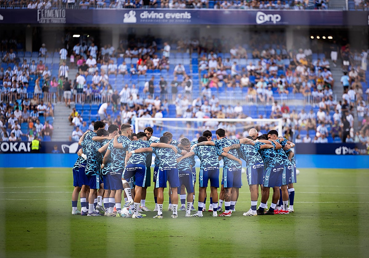 La piña de los jugadores malaguistas antes del partido.
