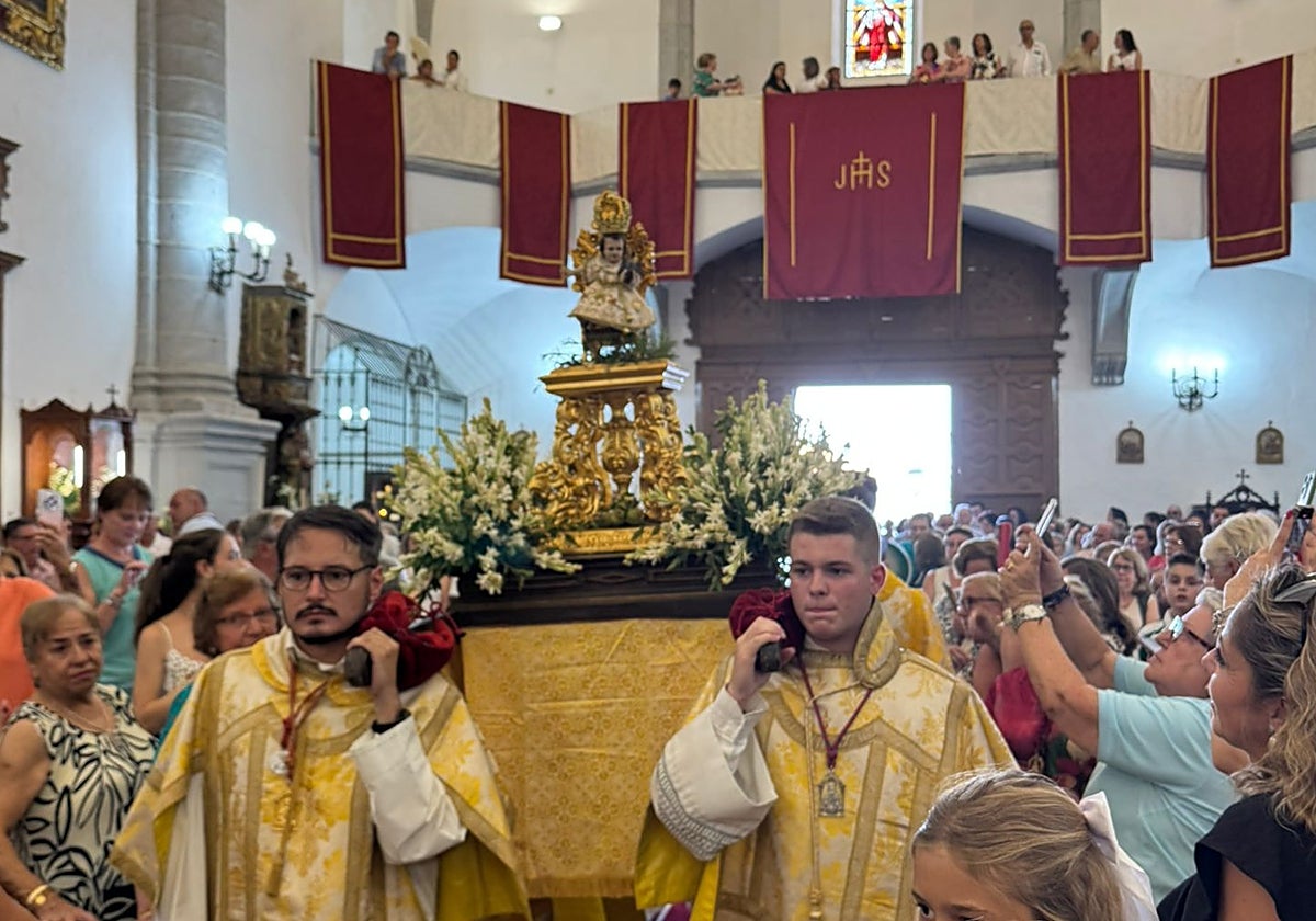 El nuevo Niño Jesús, durante el acto de bendición en Encinasola.