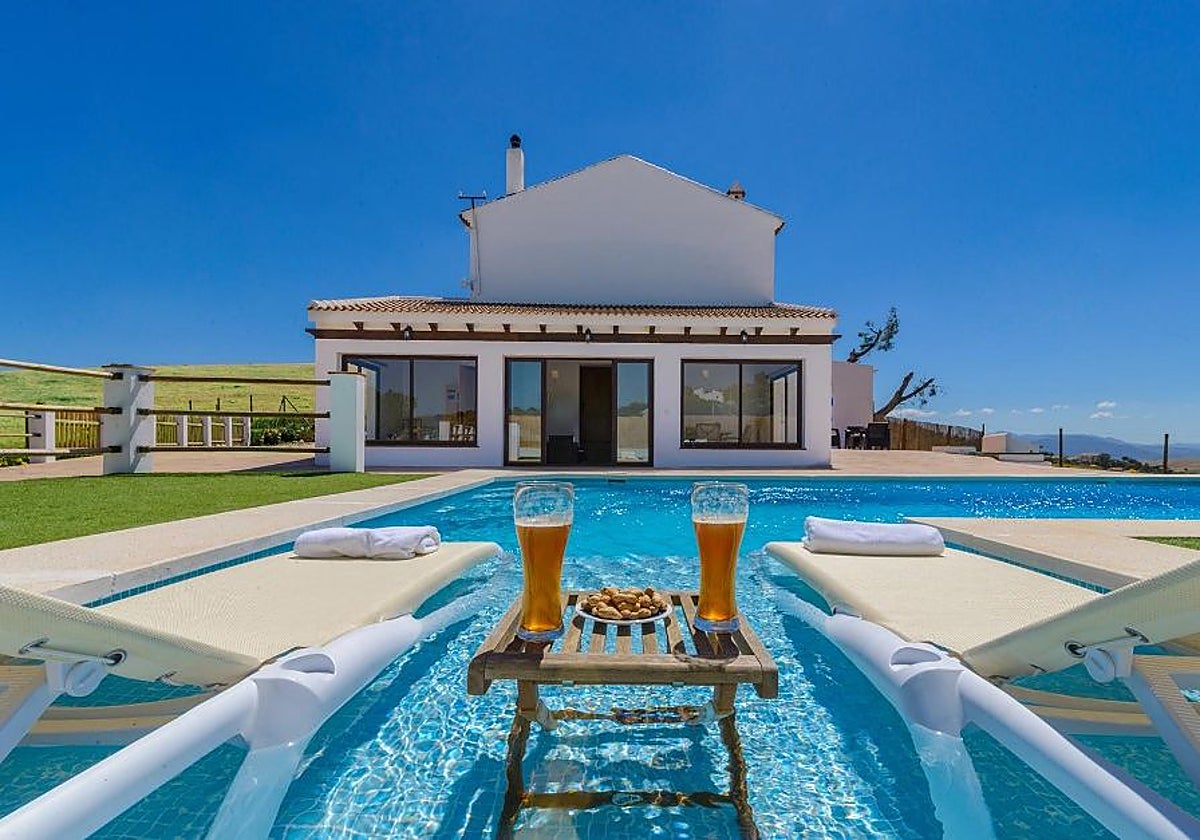 Vista de la piscina de una de las casas rurales de lujo de la provincia. SUR