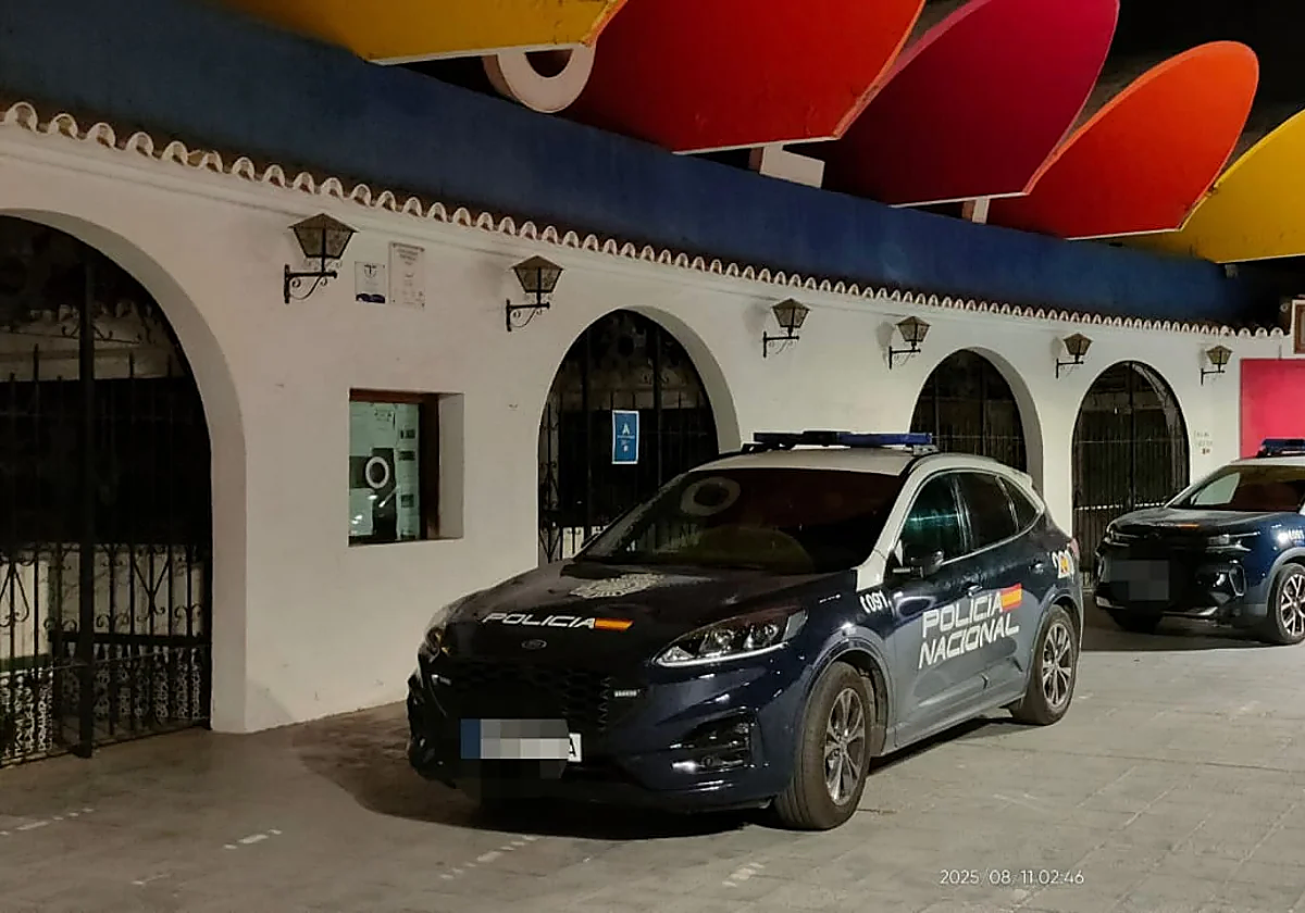 Coches patrulla del Cuerpo Nacional de Policía en Tivoli World.