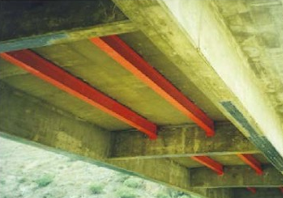 Una de las propuesta de reforzamiento de la estructura, con adición de perfiles, que realiza el informe.