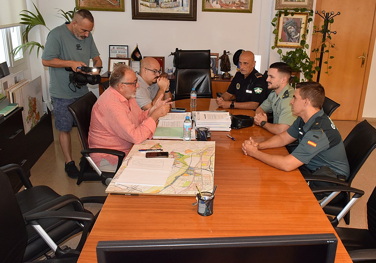 Encuentro de trabajo del Ayuntamiento y la Guardia Civil.
