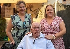 Luis Ruiz 'Colica', junto a la alcaldesa de Cómpeta.