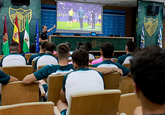 Otro momento de la charla arbitral para aclarar conceptos de este lunes.