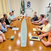 La alcaldesa de Fuengirola, Ana Mula, con los representantes sindicales en el Ayuntamiento en una imagen de archivo.