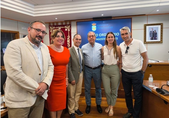 De izquierda a derecha, los concejales Joaquín Amann (Vox), Presi Aguilera (PP), el acalde, Juan Antonio Lara, con Sergio Silva, en el centro, y los ediles socialistas Sandra Ochoa y Víctor Navas.