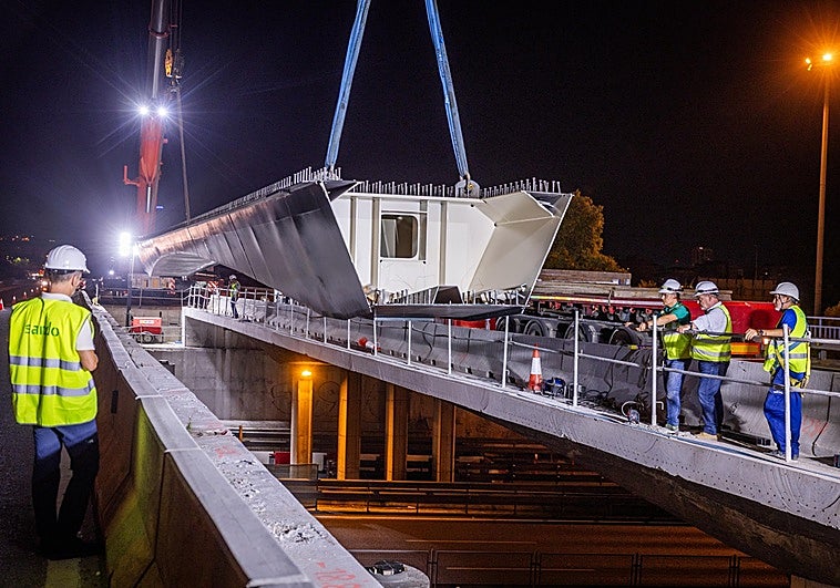 Operarios de Sando durante la colocación de las vigas del viaducto sobre la MA-20.
