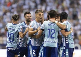 Los jugadores del Málaga celebran uno de los goles contra el Betis.