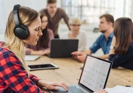 Trabajar con auriculares y música: ¿me lo puede prohibir mi empresa?