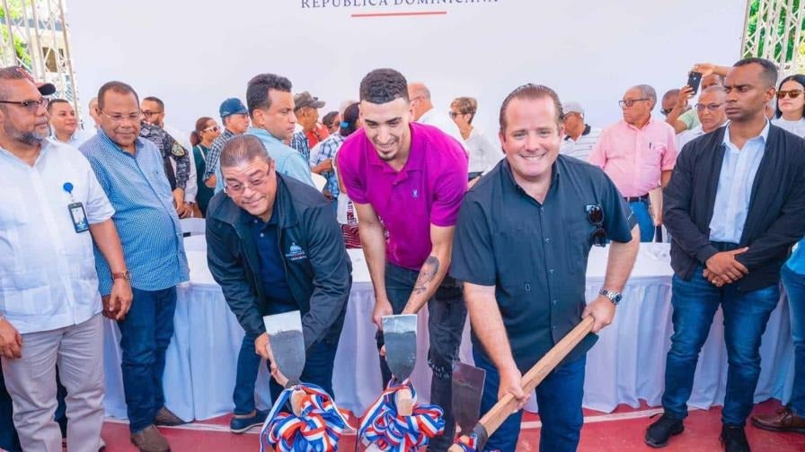 El jugador, con las autoridades de su país, en el inicio de las obras de mejora de su club, en 2021