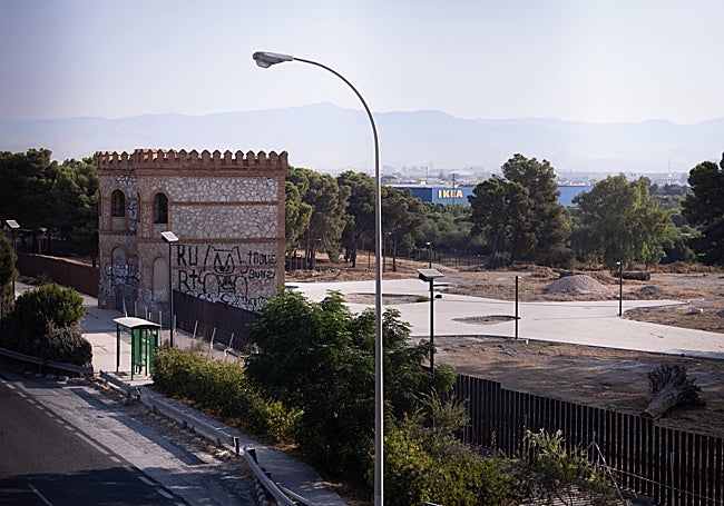 Todavía no han sido retiradas las pintadas de la antigua portada del recinto.