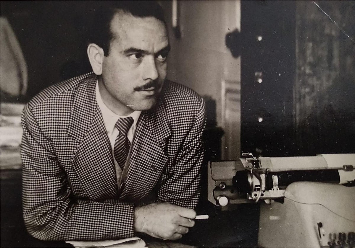 Eduardo Texeira, junto a su máquina de escribir.