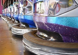 Una línea de coches de choque.