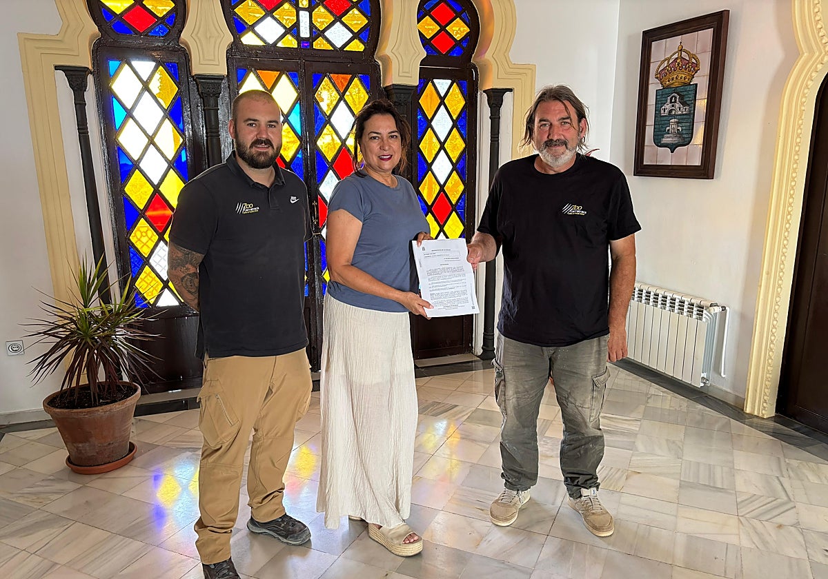 Los promotores del futuro parque temático de la naturaleza junto a la alcaldesa de Carratraca, Marian Fernández, en la firma de la licencia de obra.