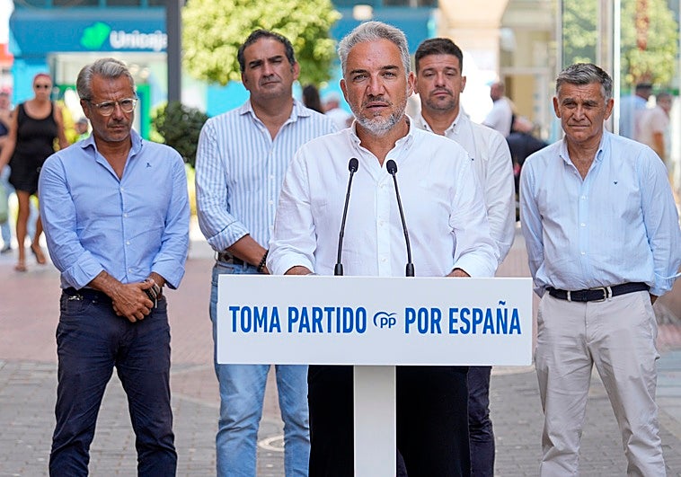 El vicesecretario de Política Autonómica y Municipal y Análisis Electoral del PP, Elías Bendodo, en San Pedro Alcántara.