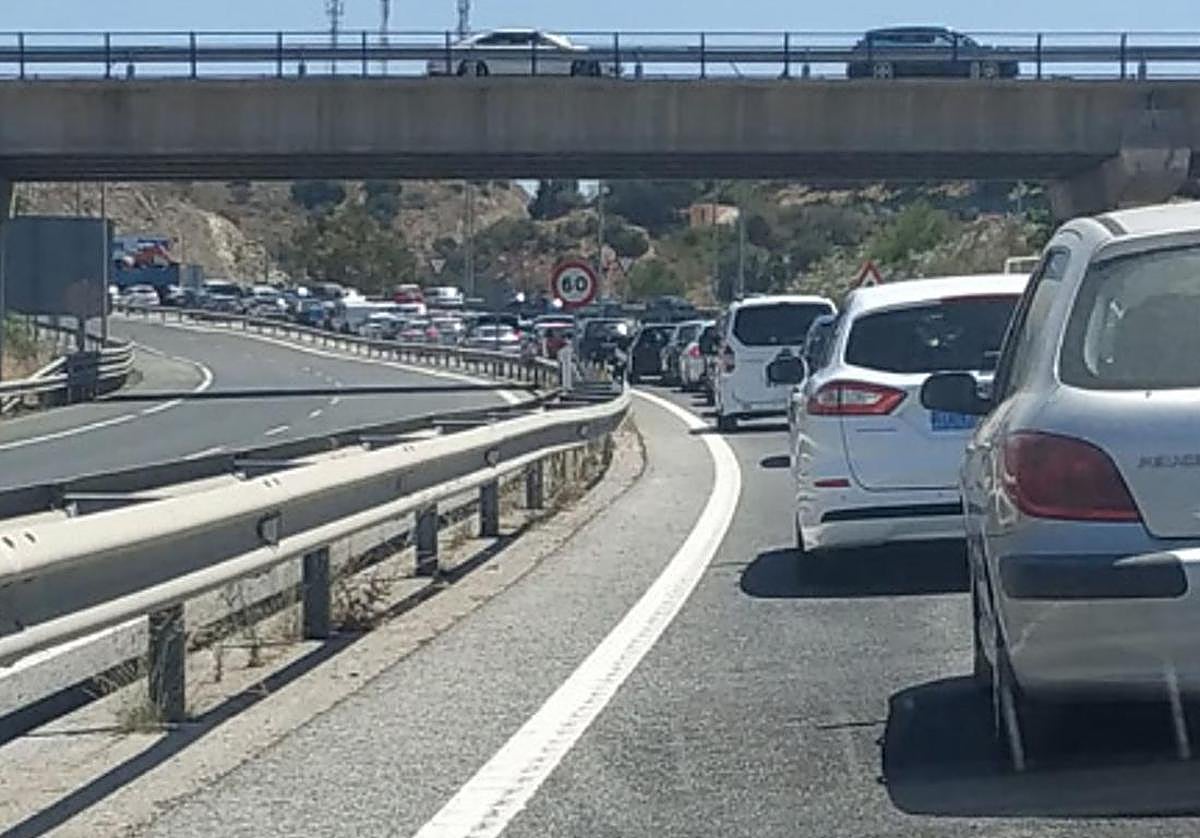Más de cinco kilómetros de atasco entre Málaga y La Cala del Moral por la explosión del neumático de un tráiler