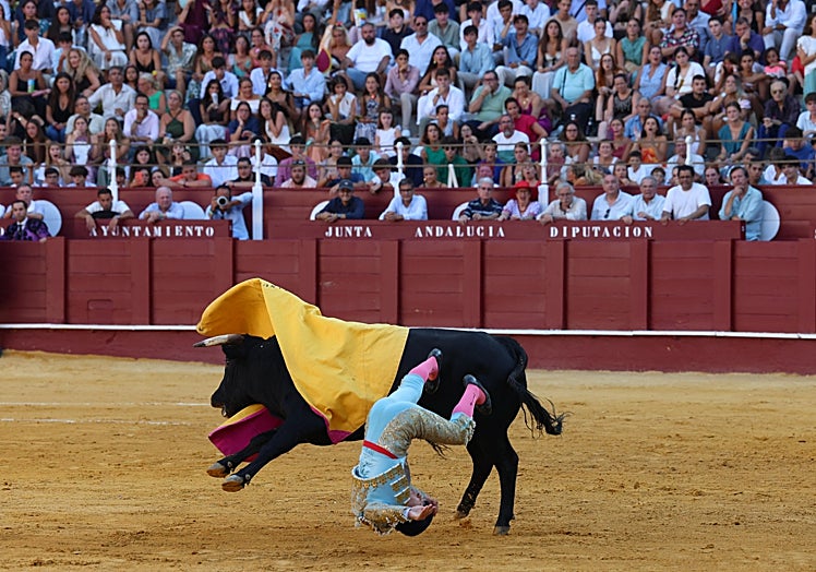 Momento de la caída de Domínguez tras ser arrollado por el eral.