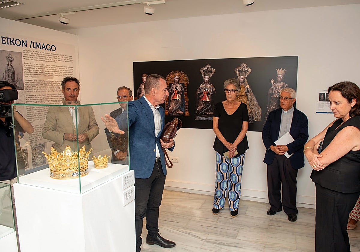 Sánchez López, durante la explicación de las coronas de la Virgen de la Victoria y su Niño.
