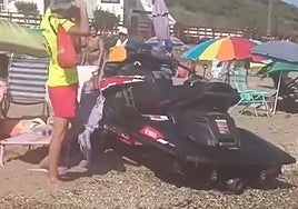 La moto acuática, varada en la arena tras salir disparada del agua.