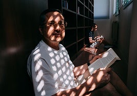 Carlos y Adrián buscan libros en la biblioteca del centro penitenciario.