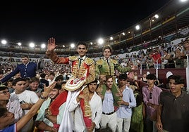 Garibay, de grana y oro, en la salida a hombros junto a Manolo Martínez, de verde y oro, y el mayoral.